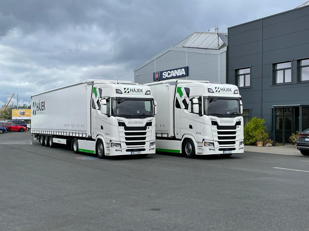 Kamiony Scania ve\u00A0značení HÁJEK GLOBAL TRANS před sídlem společnosti