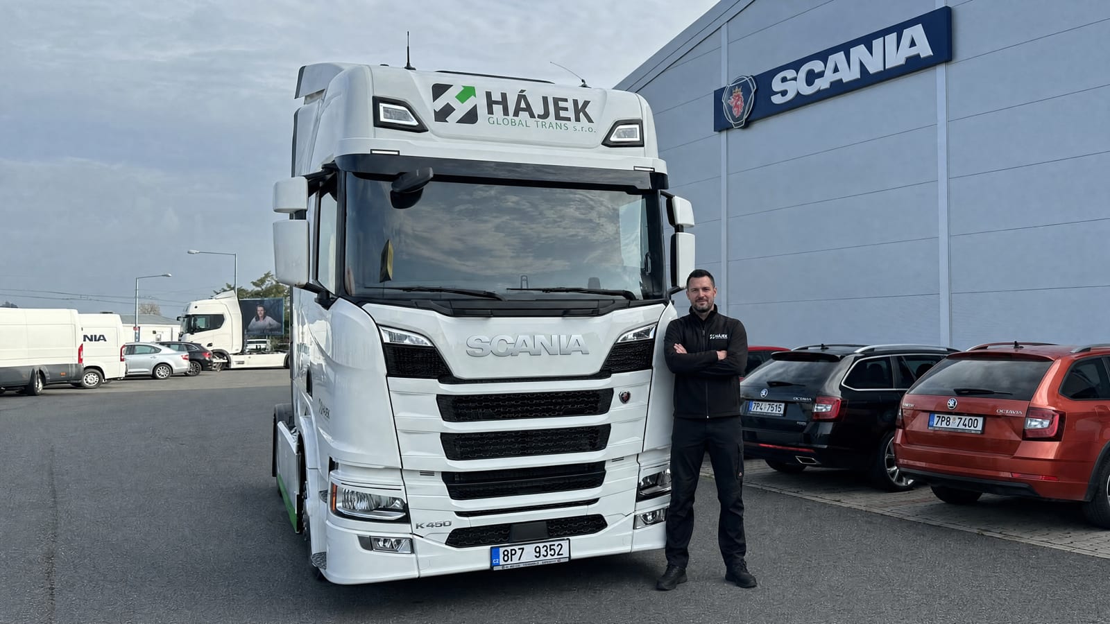 Řidič HGT před tahačem Scania