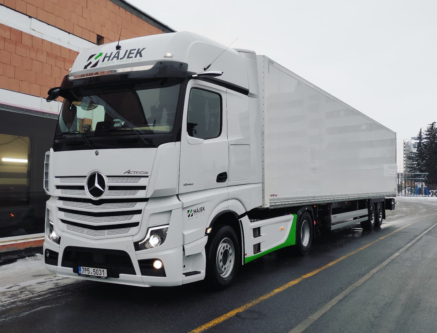 Tahač Mercedes-Benz Actros ve\u00A0značení HÁJEK GLOBAL TRANS s\u00A0návěsem