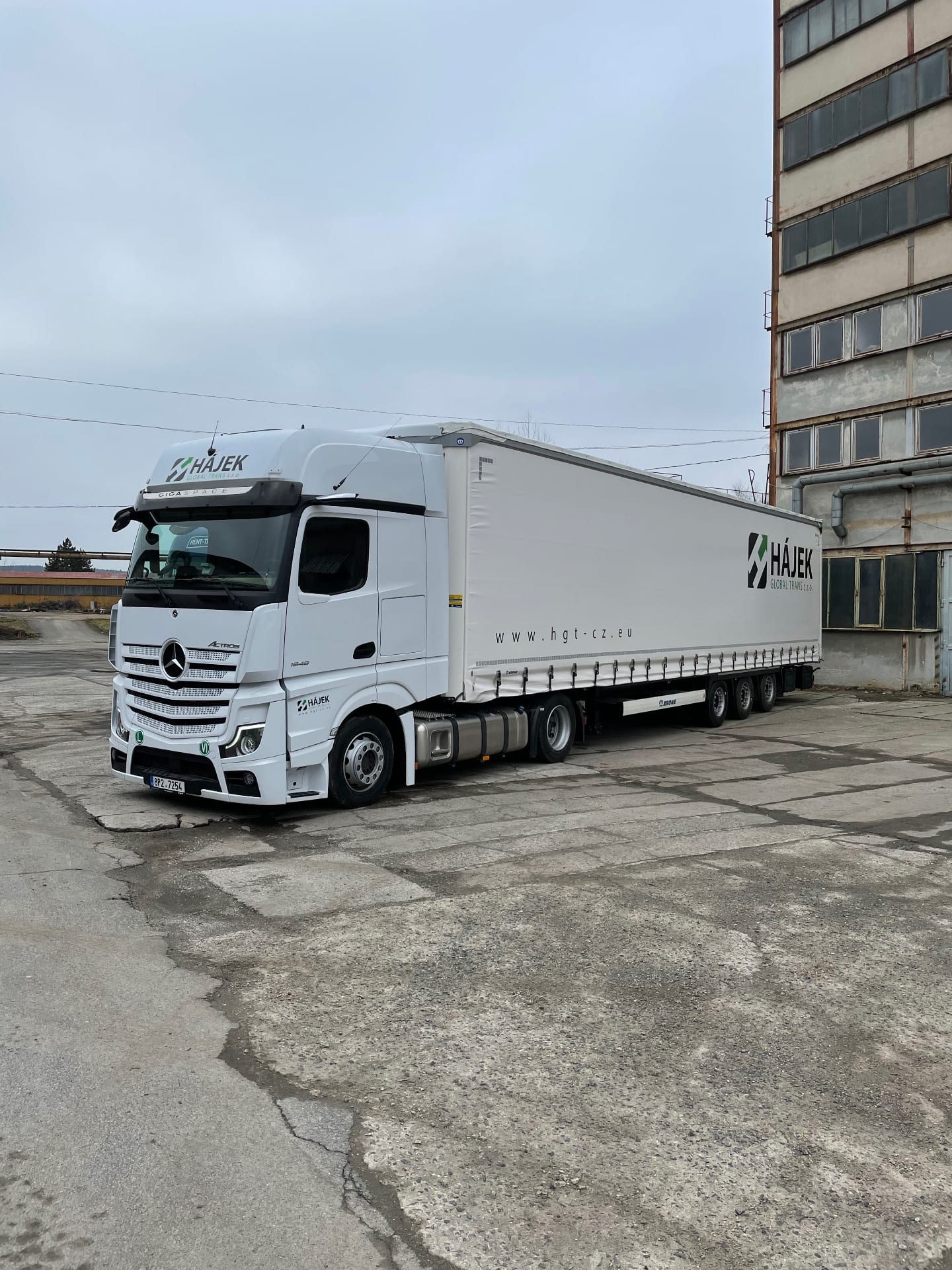 Mercedes-Benz Actros s plachtovým návěsem HGT
