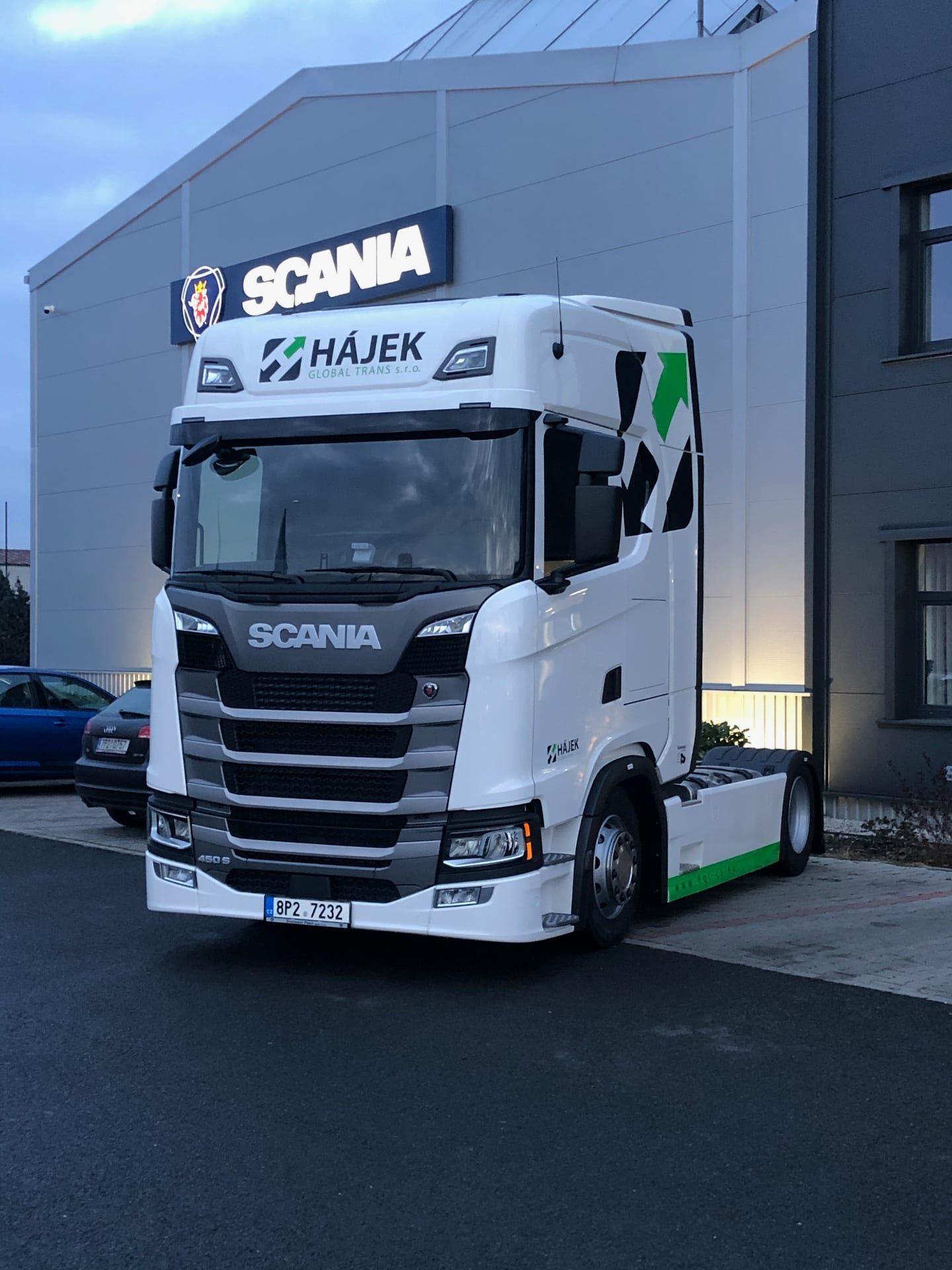 Tahač Scania 450 S v barvách HGT