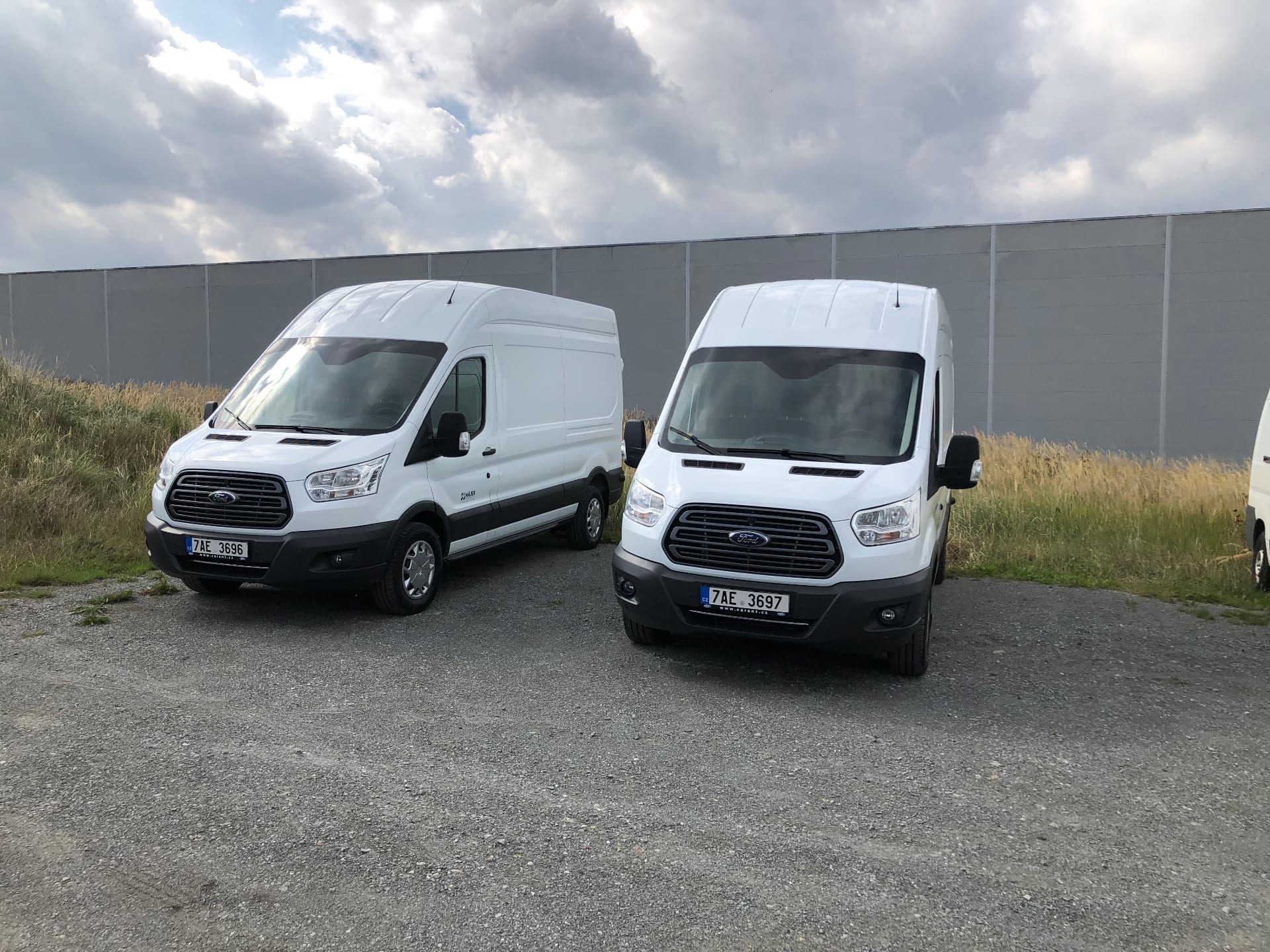 Dvě dodávky Ford Transit ve vozovém parku HGT